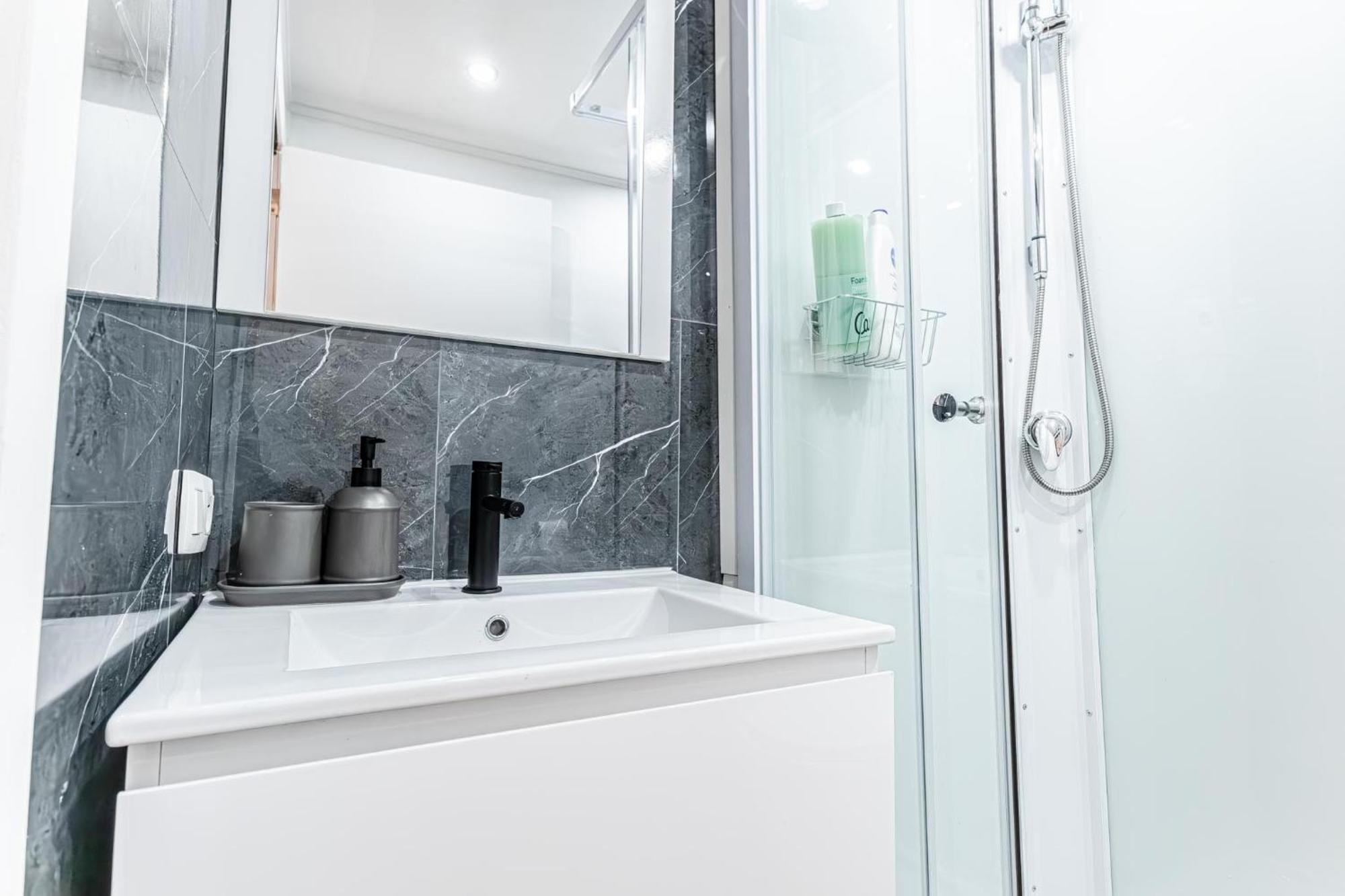 Spacious Shared 5br In The Heart Of *